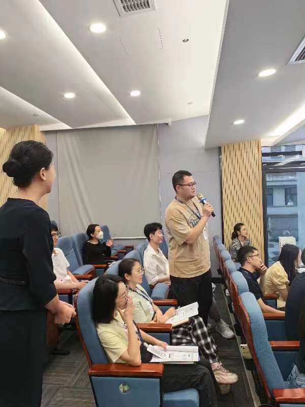 深藍汽車展廳接待禮儀培訓(xùn)